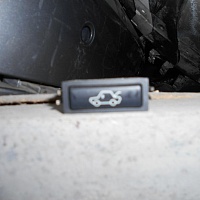 Кнопка открывания крышки багажника